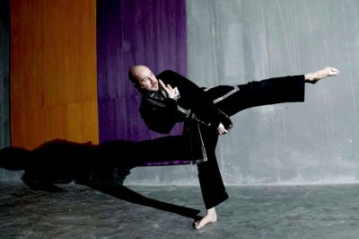 Skyggeboksning. Phil Brooks har sort bælte og rank af »Jyo Kyo Nym«. Derfor har han fået sydkoreansk tilladelse til at åbne Danmarks første MMA-klub med fokus på koreansk Kuk Sool Won. ? foto: henrik ole jensen