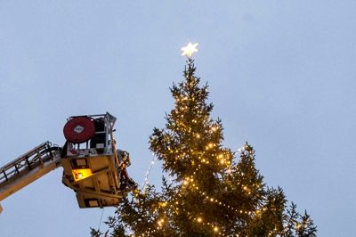 Så har borgmesteren tændt byens juletræ. ?Foto: Tom Laursen