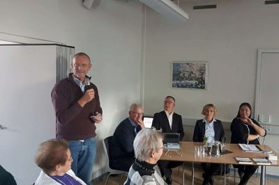 Omkring 80 var mødt op til Ældre Sagens møde »Når 2 bliver til 1«. Fra venstre ses Ældre Sagens formand, Hans Peder Nielsen, sognepræst Torben Pedersen, bedemand Kim Jespersen, psykolog Anne Hvarregård Mose og advokat Marianne Bale. ?Privatfoto