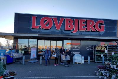 Helt tom indkøbsvogn, da overraskede kunder forgæves tog i Løvbjerg. Supermarkedet er lukket resten af dagen på grund af skadedyr. Foto: Philip Horup