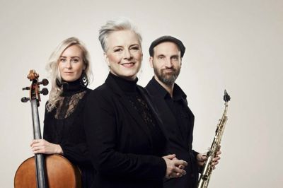 Jette Torp bliver akkompagneret af saxofonist og guitarist Jan Kaspersen og Live Johansson på cello, når hun gæster RemisenBrande til den årlige julekoncert onsdag 12. december. ?Foto: PR