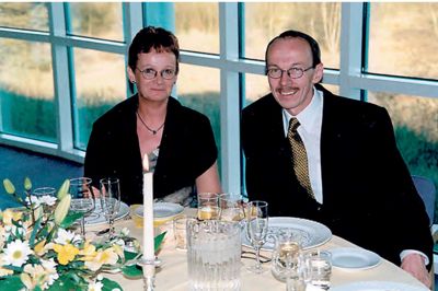 Illustration fra bogen. Her fejrer Kjærsgaard sølvbryllup i 1999 med hustruen Marit.