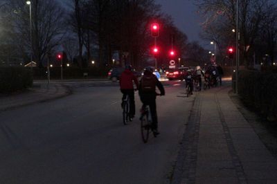 Langt fra alle skolebørn kører med lys på cyklen. Her er en mørk flok på vej over krydset ved Ikast Østre Skole i morgentrafikken.?Foto: Jan Anderschou
