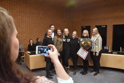 Et glad og rørt team af lærere og pædagoger skulle selvfølgelig fotograferes efter prisoverrækkelsen. Fra venstre er det Kamilla Foldager, Adam Geil, Mette Palsgaard Andersen, Hanne Sjøstrand Fagerlund, Mette Göte, Henriette Mundbjerg Kristensen og Pernille Lyngaa. ?Foto: Steen hebsgaard