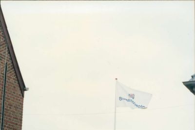 Det allerførste medarbejderteam på Brande Højskole i 1993. Fra venstre ses: Merethe Pedersen, Tonny Pedersen, Helle Nørregaard Bloch, Lars Jespersen, Rita Veng, Marietta Mogensen, Mogens Sommer Madsen, Kisser Lynge Madsen. Skolens mangeårige pedel, Finn Jensen, var ansat, men kom åbenbart ikke med på billedet. ?Foto: Illustration fra bogen