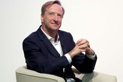 Pool/Reuters. Alex Younger under en offentlig optræden mandag på universitet Sankt Andrews.