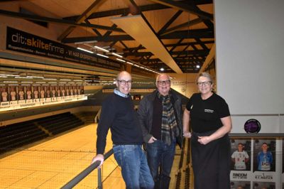 Jan Rahbek, centerdirektør, formand for hallens bestyrelse, Kurt Møller, og Charlotte Hedebo Sørensen fra sportscafeen, glæder sig til jubilæumsfesten. ?Foto: Steen Hebsgaard
