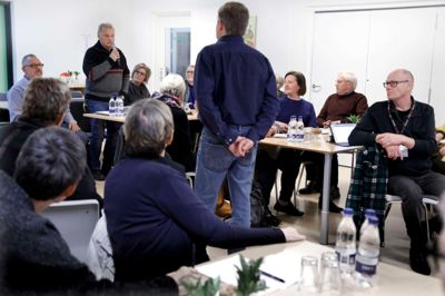 Omkring 30 frivillige fra en lang række foreninger mødte op til inspirationsmøde i Frivilligcenter Ikast-Brande. Der blev talt om, hvordan man får unge med i frivilligt arbejde, og hvordan foreningerne kan blive bedre til at hjælp hinanden. ? Foto: Henrik Ole Jensen.