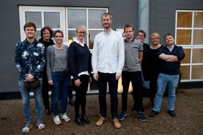 Jacob Hove - i midten - får fra 1. januar den redaktionelle taktstok i Mediehuset Ikast-Brande. Her ses han med den samlede medarbejderstab i Mediehuset, fra venstre journalistpraktikant Philip Horup, mediekoordinator Kirsten Mørup, mediekoordinator Tina Lynglund, bag ved hende medierådgiver Preben Nielsen, og kommerciel chef, Anne Dalsgaard, og efter Jacob Hove er det journalisterne Mikkel Korsgaard Christensen, Marianne Brink Pedersen, Laila Kempel og Flemming Thulstrup. Journalist Thomas Vang, medierådgiver Ib Kristensen og mediekoordinator Bitten Olesen er ikke med på billedet. Foto: Flemming Hansen