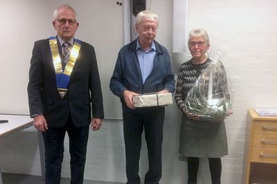 Jens Peter og Mary Kristensen ses her sammen med præsident Mogens Markussen. ?Foto: Privat