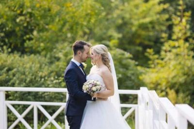 Viet i Holstebro Kirke: Sarah Norman Lindbæk Christensen, (tidligere Bording) og Henrik Lindbæk Christensen. ?FOTO: PRIVAT