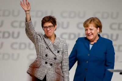 Odd Andersen/Ritzau Scanpix. Den 56-årige Annegret Kramp-Karrenbauer blev fredag valgt som ny partileder for CDU ved partiets kongres i Hamburg. Angela Merkel træder kun tilbage som partileder. Hun forbliver på posten som forbundskansler.