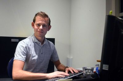 Siden tiden i folkeskolen er Mikkel Korsgaard Christensen gået målrettet mod at bliove journalist. Nu er han blevet ansat på Ikast-Brande redaktionen. ?Foto: Steen Hebsgaard.
