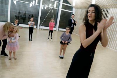 På bageste række står søstrene femårige Olla og niårige Diana Mozgova sammen med veninden Anna Ellehuus på ni år. De danser hele tiden derhjemme, fortæller moderen Nadia Mozgova, så de måtte af sted. Diana er dog nødt til at oversætte, hvad underviser Veronica Myshko siger, så Anna kan følge med. ?Foto: Henrik Ole Jensen