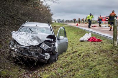 En 41-årig kvinde og en 7-årig pige blev dræbt, mens en 9-årig dreng blev alvorligt kvæstet, da deres bil blev påkørt bagfra. En anden syvårig pige i bilen slap med lettere kvæstelser. Den 24-årige mand, der påkørte bilen, er anholdt og sigtet for uagtsomt manddrab. ? Foto: Morten Stricker/Ritzau Scanpix