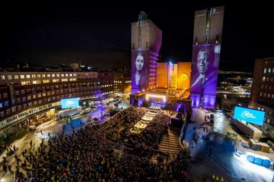 Heiko Junge/Ritzau Scanpix. 12.000 mennesker var mødt op til folkefest i Oslo dagen inden, at den 25-årige yazidi-flygtning Nadia Murad fra Irak og den 63-årige læge Denis Mukwege fra Den Demokratiske Republik Congo modtager årets fredspris mandag.