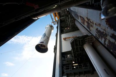 Den ubemandede rumsonde Osiris-Rex blev sendt afsted på en syvårig mission til asteroiden Bennu i 2016. Målet er at indsamle mindst 60 gram støv og sten for at få mere viden om den potentielt farlige asteroide. Kun et andet rumfartøj er tidligere vendt tilbage til Jorden med asteroidestøv. Foto: Kim Shiflett/Ritzau Scanpix