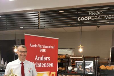 En glad varehuschef i Kvickly Brande. Anders Kristensen er regionens bedste til det job. ?Foto: Privatfoto