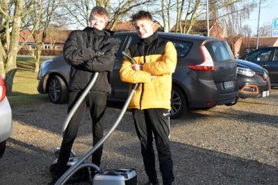 Hvad med at supplere lommepengene med at støvsuge biler? Det har Gustav Holm (t.v.) og Lasse Bak Nielsen tidligere haft held med. I vores forårsserie »Dine penge« bringer vi gode råd til hverdagen, skæve idéer og lokale »aha-oplevelser«. Har du en idé til en artikel, så send endelig en mail til redaktionen.