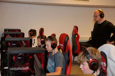 Holdet fra Brande er ved at lammetæve aftenens modstander fra Galten-Skovby, og coach og formand for Brande eSport ser ganske tilfreds til. ?Foto: Jens Anton Nordestgaard