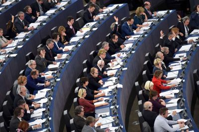 Frederick Florin/Ritzau Scanpix. Onsdag morgen blev forhandlere fra EU-Parlamentet, EU-landene og EU-Kommissionen enige om en ny aftale for et fælles el-tilsyn. Det er ifølge chefforhandler Morten Helveg Petersen en sejr for den grønne strøm, da man bedre kan ophæve blokader på grænser mellem landene.