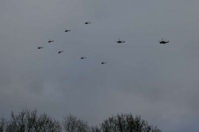 AOH-reporter Ole C.P. Sørensen knipsede dette foto af de ni helikoptere, da de fløj over Herning og Ikast i dag ved middagstid. Helikopterne i midten er en af de nye Seahawks, der blandt andet skal redde folk i havsnød i Vesterhavet. De forreste er Fennec-helikoptere og den bagerste er en EH101-redningshelikopter. Foto: Ole C.P. Sørensen