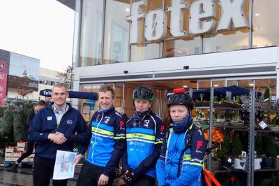 Her overrækker Per Poulsen fra IAM - MTB-afdeling, hilsenen til Jannick Sørensen, driftsleder hos Føtex i Ikast, flankeret af Malte Andersen og William Østergård ligeledes fra IAM-MTB. ?Privatfoto