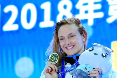 Aly Song/Reuters. Ungarske Katinka Hosszu, der her står med en medalje fra det igangværende kortbane-VM i Kina, er blandt de tre svømmere, der i weekenden sagsøgte Den Internationale Svømmeunion, Fina, for at udnytte sit monopol i svømmesporten.