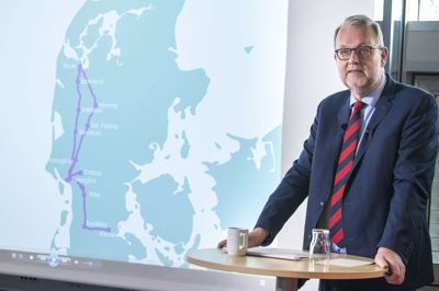 John Randeris/Ritzau Scanpix. Energi-, forsynings- og klimaminister Lars Christian Lilleholt (V) præsenterer en ekstern vurdering af Energinets redegørelse om mulige elkabelløsninger og luftledninger i Syd- og Vestjylland på et pressemøde i Esbjerg.