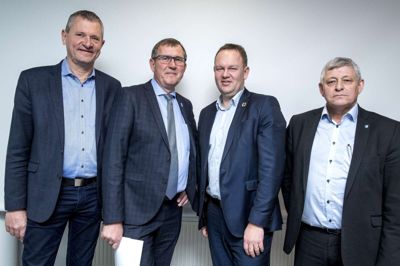 John Randeris/Ritzau Scanpix. Det er et nødvendigt onde, lyder det fra fire Venstre-borgmestre om en ny 400-kilovolt-forbindelse fra Holstebro til den dansk-tyske grænse. Fra venstre Tønders borgmester Henrik Frandsen (V), Ringkøbing-Skjerns borgmester Hans Østergaard (V), Esbjergs borgmester Jesper Frost Rasmussen (V) og Vardes borgmester Erik Buhl (V).