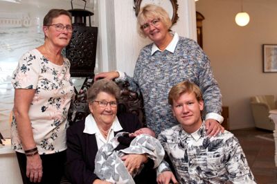De fem generationer blev foreviget til tipoldemors 90 års fødselsesdag. Rigmor Kristensen ses her med sit nyfødte tipoldebarn i armene. Hun er omgivet af sin datter, Elise Thingstrup Jensen, Faurholt ved Ikast. Barnebarnet Helle Thingstrup Pedersen, Ikast, og oldebarn Morten Thingstrup Jensen, der er far til den lille unavngive dreng. ?FOTO: PRIVAT