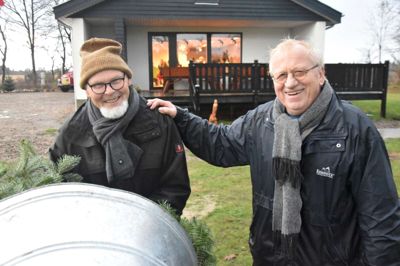 Sven Odgaard og Henning Busk solgte juletræer. ?Foto: Steen Hebsgaard