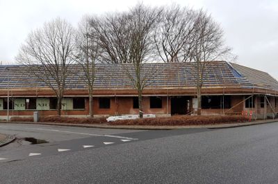 Engang husede bygningen her en købmandsgård, men fremover skal der være boliger. Dog er der planlagt flere boliger, end reglerne for området tillader pr. matrikel, så nu sendes et kommuneplanstillæg og et lokalplanstillæg i høring, så byggeplanerne kan færdiggøres. ?Foto: Thomas Vang Nielsen