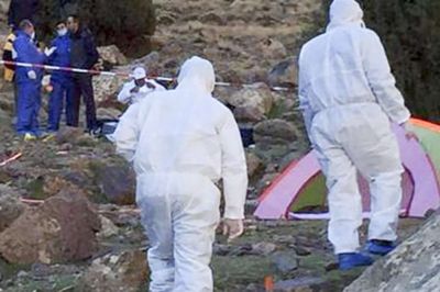 De to kvinder blev dræbt, da de camperede nær byen Imlil Marokko. Her er det marokkanske kriminalteknikere på gerningsstedet, hvor de nu anholdte terrorister optog en drabsvideo, der siden er blevet set og delt - også af midt- og vestjyske unge. ?Foto: Ritzau Scanpix
