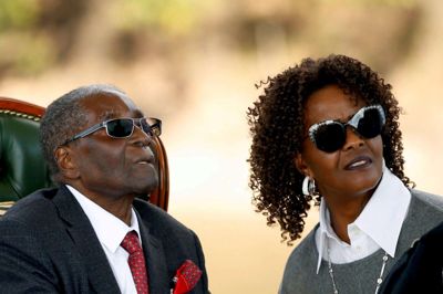 Siphiwe Sibeko/Reuters. Sydafrika har udstedt en anholdelsesordre på Grace Mugabe, oplyser politiet i Johannesburg. Grace Mugabe er gift med Zimbabwes tidligere leder. Hun er ifølge Reuters sigtet for at have fysisk forulempet en ung model på et hotel i Johannesburg sidste år.