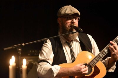 Forsanger Lasse Magnussen lyste som Kim Larsen.