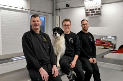 Rasmus Havn har aldrig fortrudt springet fra lønmodtager og ses her sammen med sine to medarbejdere Peter Hartz og Henrik Krogsgaard og hus-hunden Diesel. FOTO: LAILA KEMPEL