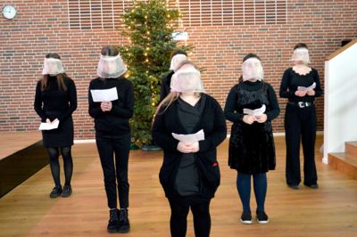 Hyldestsang til totalitær-samfundet på Gilead. ?FOTO: LAILA KEMPEL