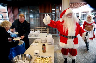 - Så er der risengrød, brøler Julemanden, mens kredsleder Erik Daniel øser op. ?Foto: Flemming Hansen