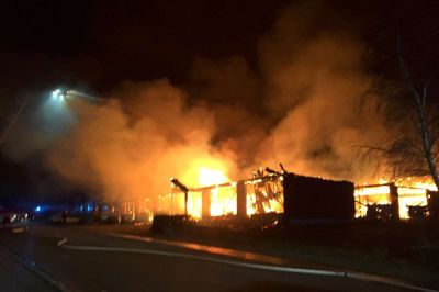 Stigevognen blev taget i brug for også at bekæmpe den voldsomme brand ovenfra. ?Foto: Laila Kempel