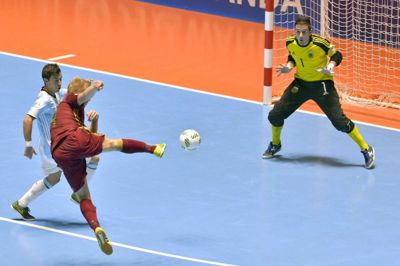 Luis Robayo/Ritzau Scanpix. Fremover bliver futsallandsholdskampe vist på DR's streamingtjeneste, DRTV. Billedet her er fra en kamp mellem Rusland og Argentina ved VM i futsal i 2016. Futsal er en afart af indendørs fodbold.