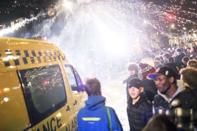 Sikkerhedsstyrelsens fem fyrværkeriråd foreskriver, at man holder den anbefalede sikkerhedsafstand og altid bruger sikkerhedsbriller, når man er i nærheden af fyrværkeri. To råd der ikke blev fulgt, da billedet her blev taget på Dronning Louises Bro i København nytårsaften 2014-2015. David Leth Williams/Ritzau Scanpix