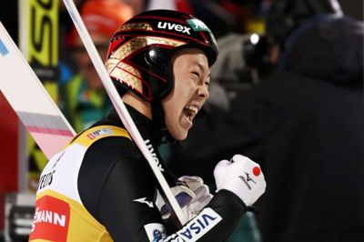 Daniel Karmann/Ritzau Scanpix. Japans Ryoyu Kobayashi kunne glæde sig over sejren i første afdeling af firebakketurneringen i skihop, da han sejrede i Oberstdorf søndag.