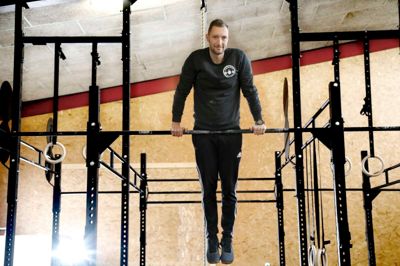 Andreas Gjødvad, indehaver af Crossfit Ikast her i færd med øvelsen »muscle-up«. ?Foto: Henrik Ole Jensen