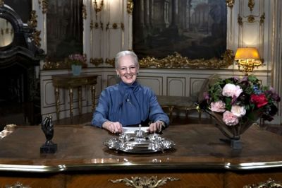 Keld Navntoft/Ritzau Scanpix. Dronning Margrethe holdt nytårstalen 2018 på Fredensborg Slot på grund af renoveringsarbejde på Amalienborg Slotsplads. Sædvanligvis sendes nytårstalen ellers fra Amalienborg.