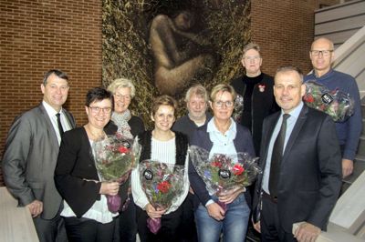 Ikast-Brande Kommune fejrede umiddelbart før jul endnu et hold jubilarer, der her ses sammen med, fra venstre borgmester Ib Lauritsen, Inger Christensen, SOSU Rolighedsparken, 25 års jubilæum. Mary Sandfeld Knudsen, pædagog Vibereden, 40 års jubilæum. Gurli Vibeke Lund Jensen, SOSU Distrikt Nord Hjemmeplejen, 25 års jubilæum. Peter Solvang Thomsen, SOSU Engparken, 25 års jubilæum. Jette Bundgaard Nielsen, Hjemmevejleder Bofællesskab Grundtvigsvej, 25 års jubilæum. Jette Dybro, overlærer Præstelundsskolen, 40 års jubilæum. kommunaldirektør Flemming Storgaard, Jørn Peter Andersen, lærer musikskolen, 25 års jubilæum. ?FOTO: Laila Kempel