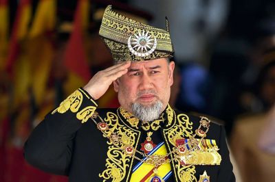 Mohd Rasfan/Ritzau Scanpix. På billedet her deltager Sultan Muhammad V i en ceremoni tilbage i juli. I en udtalelse søndag oplyses det, at han abdicerer.