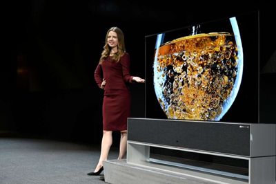Robyn Beck/Ritzau Scanpix. LG's nyeste tv, der skulle komme til salg i løbet af 2019, Signature Oled Tv R, kan rulles op og ned i sin kasse, der samtidig fungerer som højttaler. Her præsenteres det mandag på messen for forbrugterteknologi CES i Las Vegas.