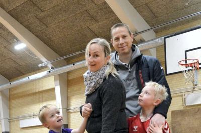 For familien Brønd Poulsen er livet ganske enkelt ISI. Idrætsskolerne er på mange måder omdrejningspunkt for familien. Dels mødtes mor Janni og far Thomas hinanden på skolen, og i dag har de begge deres naturlige gang på stedet som både jævnlige gæster og undervisere, og for de tre børn Malthe og tvillingerne Emilie og Frederik er det en naturlig del af deres barneliv i Ikast. ? Foto: Laila Kempel