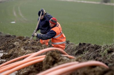 Johan Gadegaard/Ritzau Scanpix. Der graves bredbåndskabler ned ved Tørringshuse nær Ringkøbing. Billedet stammer fra 2006.